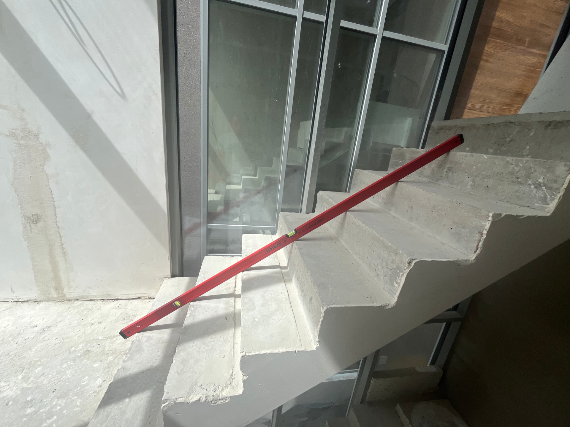 Kontrola schodów betonowych przy użyciu łaty
