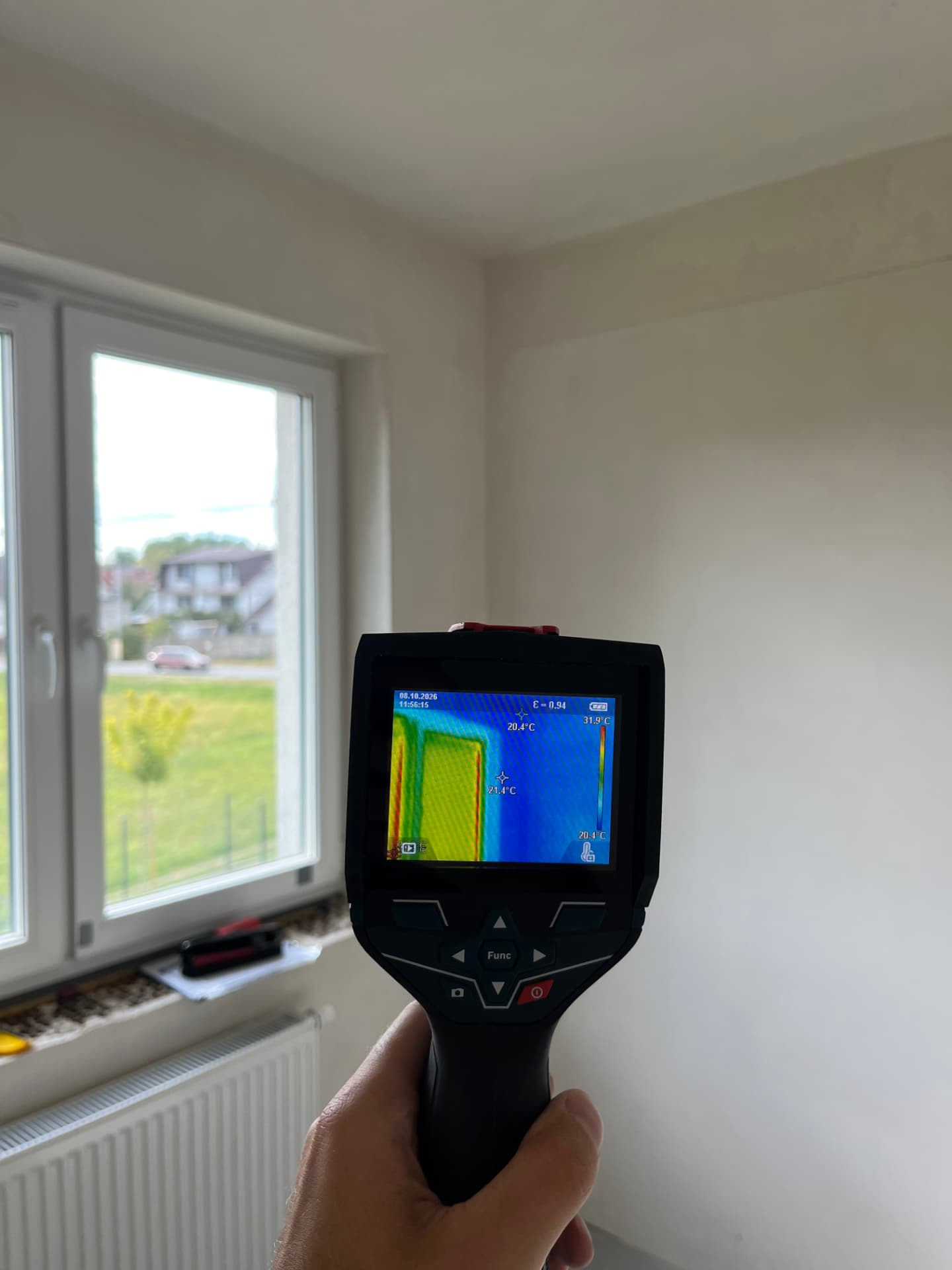 Badanie ściany kamerą termowizyjną podczas odbioru mieszkania