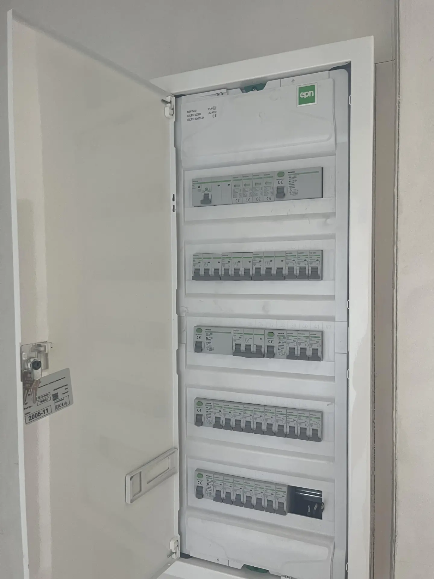 Tablica mieszkaniowa podczas weryfikacji instalacji elektrycznej